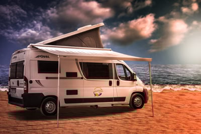 Unsere Pössl 2Win mit zusätzlichem Hubdach für bis zu 4 Personen sind eine tolle Alternative zum VW California. Kompakt, wendig und doch mit allem ausgestattet, was ein gutes Wohnmobil für einen schönen Urlaubh für bis zu 4 Personen braucht:<br />
- Im Heck ein Doppelbett und im Hubdach ein Doppelbett<br />
- Dusche und Toilette<br />
- Küche mit Gasherd, Spüle, 80 Liter Kühlschrank und viel Stauraum<br />
- Viel Stauraum für Ihre persönlichen Sachen und ein großer Kofferraum<br />
- Radio + CD + Rückfahrkamera<br />
- große Markise