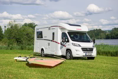 Unsere neuwertigen teilintegrierten Wohnmobile von Dethleffs bieten Luxus für zwei und Komfort für bis zu 4 oder 5 Personen!<br />
- Einzelbetten im Heck - zum Teil umbaubar zum Kingsize - Doppelbett<br />
- ein weiteres Doppelbett als elektrisch absenkbares Hubbett<br />
- Bad und Toilette - zum Teil sogar getrennt<br />
- großzügige Küche mit Gasherd, Spüle, Kühlschrank mit großem Gefrierfach und viel Stauraum<br />
- viel Stauraum für Ihre persönlichen Sachen<br />
- LED - Beleuchtung im Innenraum<br />
- großer Kofferraum<br />
- große Markise<br />
- Radio + CD + zum Teil Rückfahrkamera