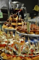 Natürlich sollten Sie in san Sebastian einen gemütlichen Tapasabend machen - die Stadt ist berühmt für ihre Tapasmeile...