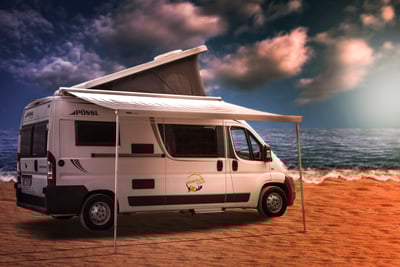 Unsere Pössl 2Win mit zusätzlichem Hubdach für bis zu 4 Personen sind eine tolle Alternative zum VW California. Kompakt, wendig und doch mit allem ausgestattet, was ein gutes Wohnmobil für einen schönen Urlaubh für bis zu 4 Personen braucht:<br />
- Im Heck ein Doppelbett und im Hubdach ein Doppelbett<br />
- Dusche und Toilette<br />
- Küche mit Gasherd, Spüle, 80 Liter Kühlschrank und viel Stauraum<br />
- Viel Stauraum für Ihre persönlichen Sachen und ein großer Kofferraum<br />
- Radio + CD + Rückfahrkamera<br />
- große Markise