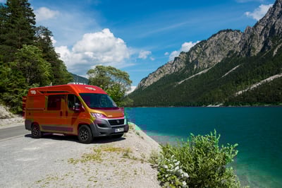 Unsere Pössl Roadcar 600 und 640 für bis zu 3 Personen sind die Alternative zum VW California. Kompakt, wendig und doch ausgestattet wie ein "großes" Wohnmobil:<br />
- im Heck ein festes Doppelbett<br />
- Dusche und Toilette<br />
- Küche mit Gasherd, Spüle, Kühlschrank und viel Stauraum<br />
- viel Stauraum in Innenbereich für Ihre persönlichen Sachen<br />
- Radio + CD + z.T. Rückfahrkamera<br />
- großer Kofferraum<br />
- große Markise<br />
- auf Wunsch Fahrradträger für 2 Personen
